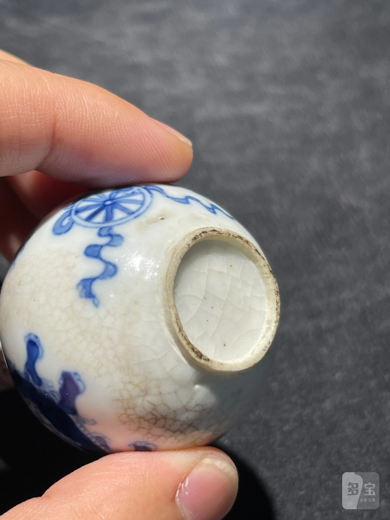 清晚期 浆胎青花狮子纹小天球瓶一对 - 图15